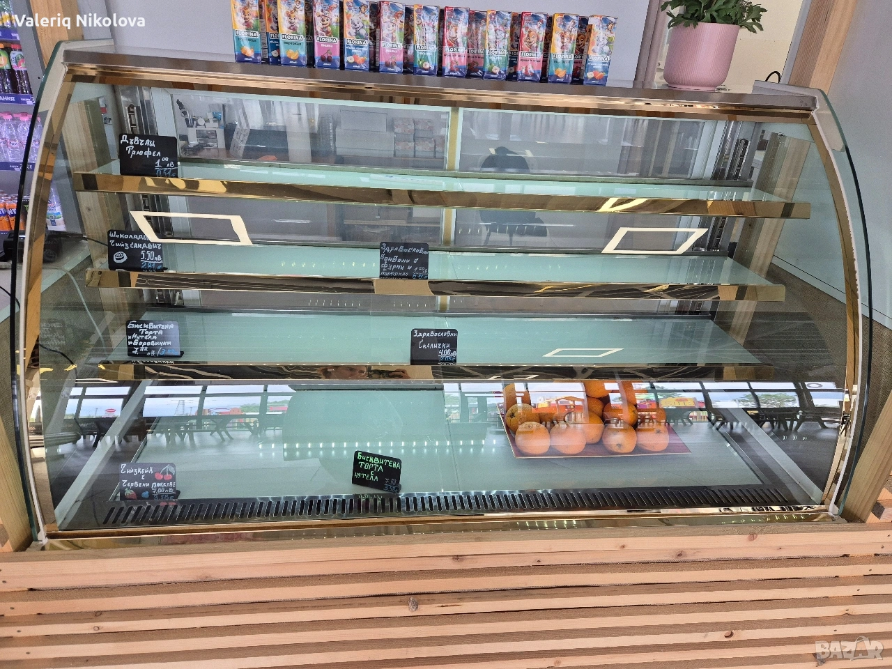 Сладкарска витрина, снимка 1