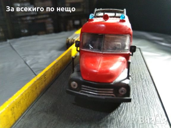 Колекционерски, пожарникарски камиони и коли различни народности и години, снимка 1