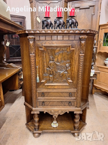 Винтидж ъглов шкаф с богата дърворезба 