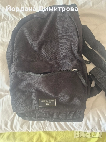 дамска раница , която се превръща в компактен несесер