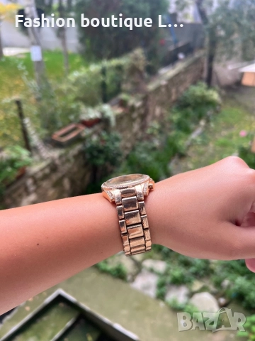 Златен дамски часовник Michael Kors с камъчета от неръждаема стомана (не е оригинален) ❤️, снимка 2 - Дамски - 52390116