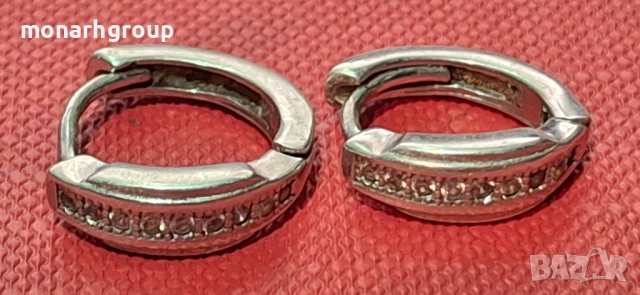 Сребърни обеци / едната не се закопчава/