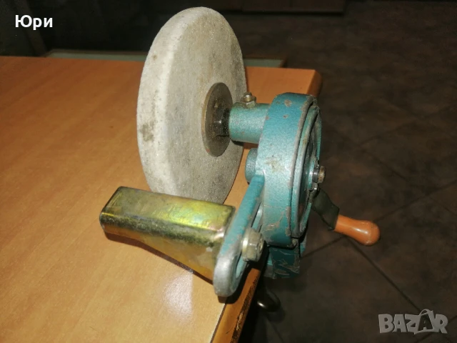 Продавам малък ръчен настолен шмиргел, снимка 2 - Други инструменти - 50750734