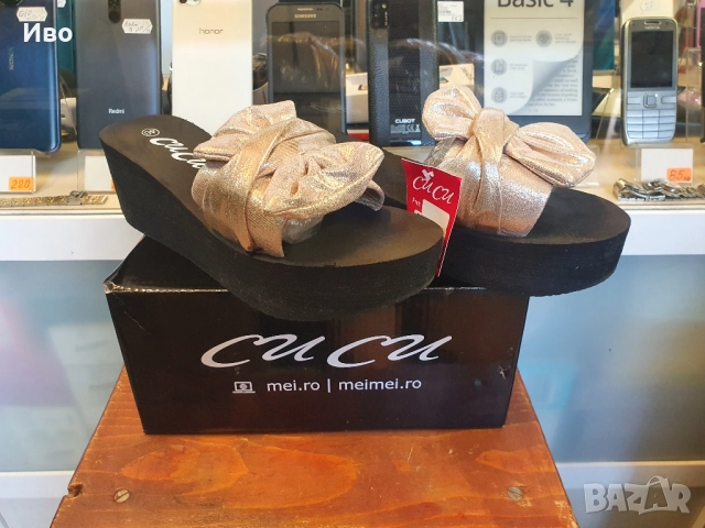 Черни дамски чехли на платформа със златист елемент Чисто нови! Височина 6,5см. Отговарят на 39 номе