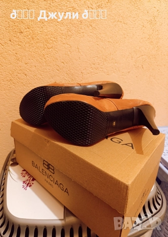 Боти от естествена кожа и велур Balenciaga, снимка 13 - Дамски боти - 52945333