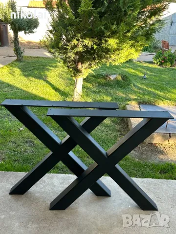 Трапезна маса с метални крака 