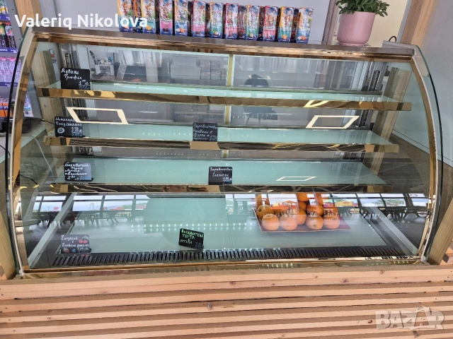 Сладкарска витрина