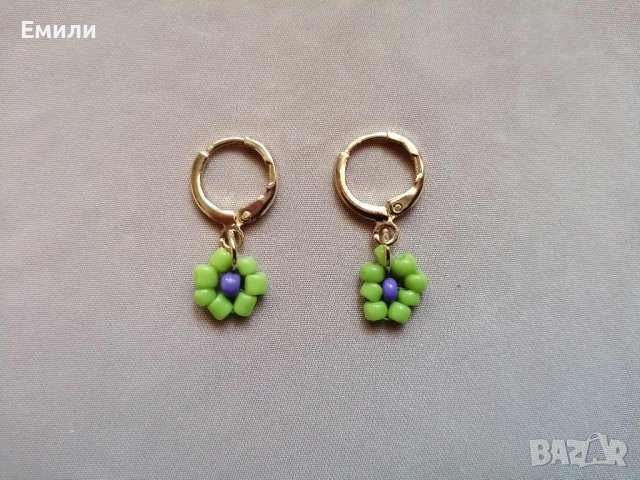 Дамски обеци в златист цвят с висулки цветя от мъниста в зелен и лилав цвят, снимка 1
