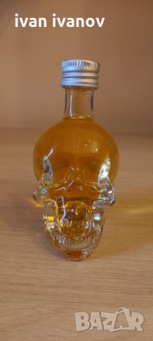 Стъклена бутилка череп