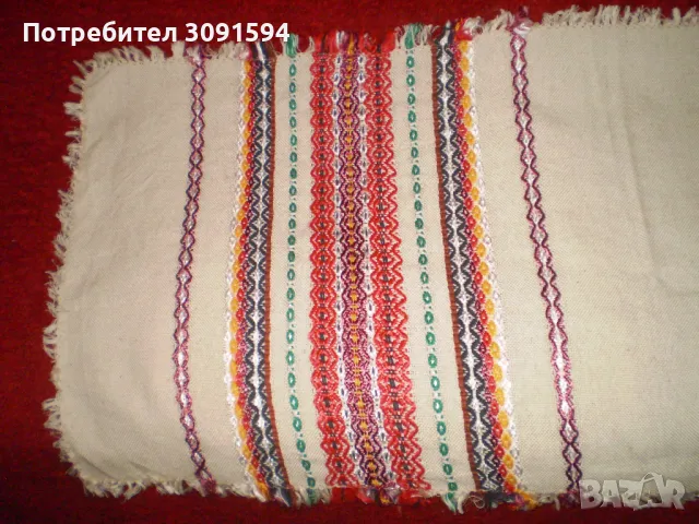 Традиционна бъБългарска  продълговата покривка в бяло многоцветни мотиви