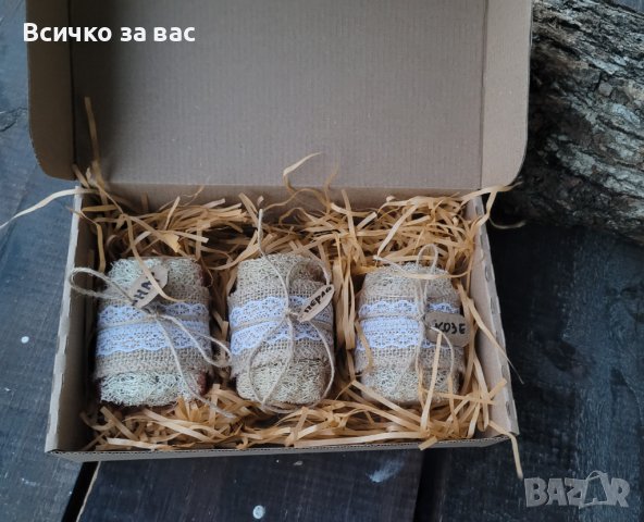 Три натурални хендмейд сапуни в подаръчна кутия, снимка 4 - Козметика за тяло - 43231914