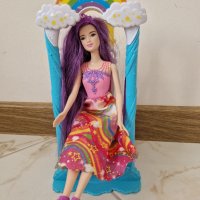 Дървена къща за кукли с кукли и аксесоари  Barbie, снимка 16 - Кукли - 43908519