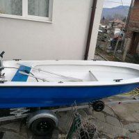 Продавам лодка с двигател Suzuki 6 к.с.и колесар  , снимка 1 - Воден транспорт - 43977363