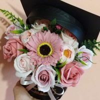 Кутия шапка със сапунени цветя за бъдещи абитуриенти или абсолвенти🎓, снимка 3 - Подаръци за жени - 40417060