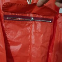 Продавам червен анурак летен с джоб и качулка, снимка 2 - Якета - 36691422