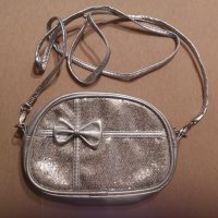 Нова малка сребърна чанта за рамо ръка с огледало, снимка 1 - Чанти - 37751212