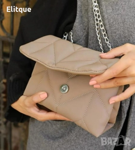 Дамска ватирана чанта в бежов цвят с клъч затваряне и дълга дръжк тип синджир, снимка 2 - Чанти - 52895557