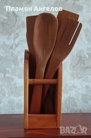Дървена поставка със пет броя бъркалки. 