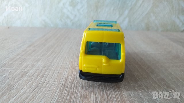 Renault master ambilance matchbox, снимка 3 - Коли, камиони, мотори, писти - 38802442