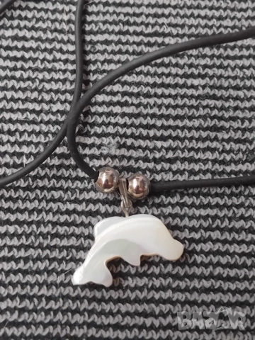 Колие с медальон делфин изработен от седеф, снимка 2 - Колиета, медальони, синджири - 53456000