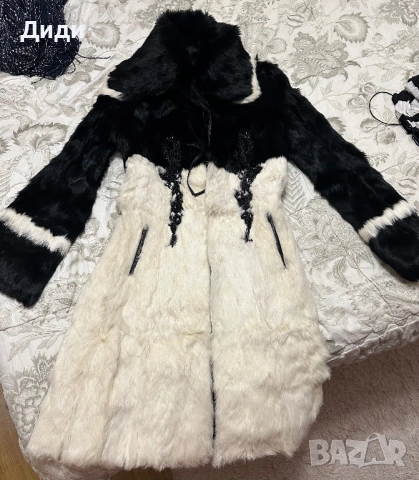 Черно и бяло палто от заешки косъм, изцяло естествено