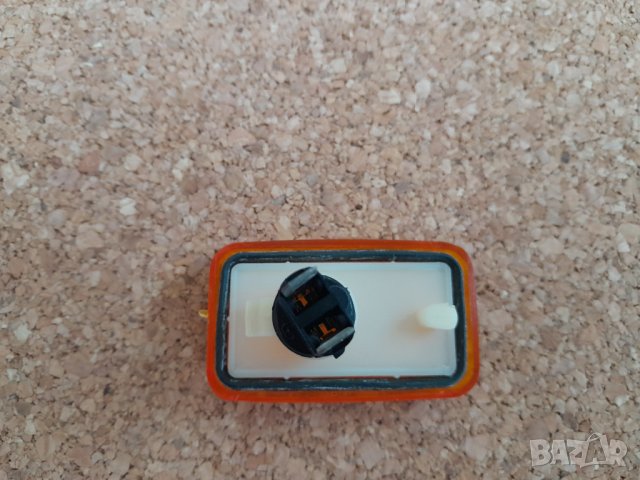 Мигач в калник жълт за AUDI,VW 6245490, снимка 2 - Части - 38743509