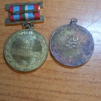  Медал 30 - 40 Години от Победата над Хитлерофашизма-9 май-1945-1985, снимка 4 - Антикварни и старинни предмети - 42670437