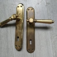 стари месингови дръжки за врата с шилд-комлект, снимка 1 - Други ценни предмети - 38359712