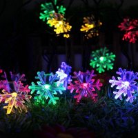 Многоцветни коледни LED лампички със снежинки с щепсел - Многоцветни, дължина - 5м ,28бр лампички, снимка 1 - Декорация за дома - 43466460