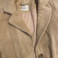 Пухкаво палто на only размер М , снимка 1 - Палта, манта - 38948167