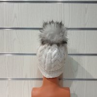 Нова зимна дамска шапка в бял цвят с пух/помпон, снимка 4 - Шапки - 35501382