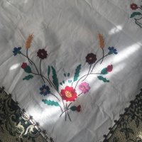 Калъфки за възглавница и покривка - ръчно бродирани, снимка 4 - Декорация за дома - 43656738