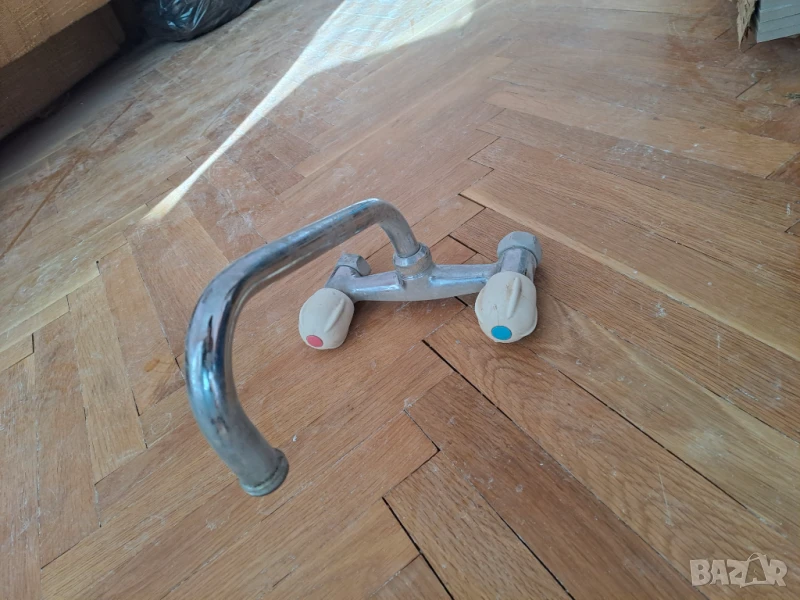 Стенен смесител /батерия/ за мивка двуръкохватков , снимка 1