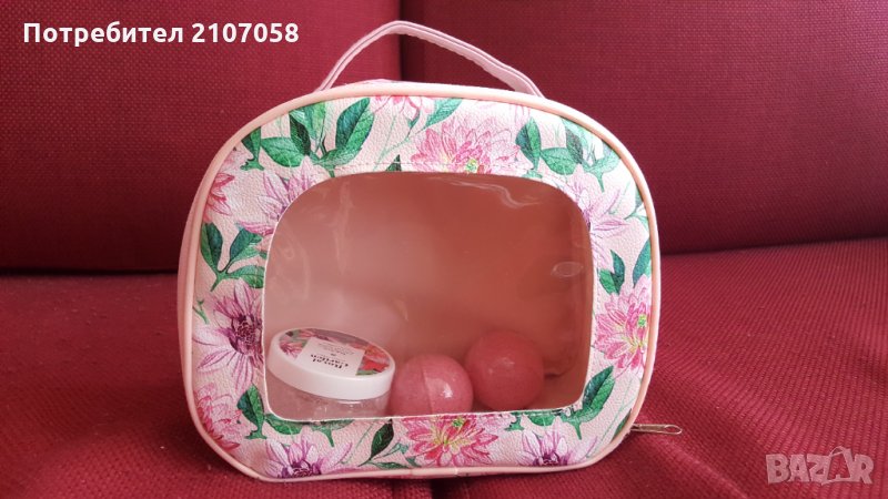 Тоалетна чантичка и продукти за тяло, снимка 1