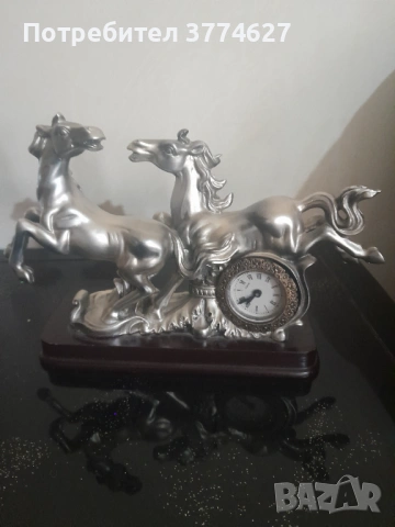 Статуетка коне с часовник