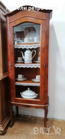 Невероятно красива барокова витрина с остъклена вратичка и елегантно извити крака. 