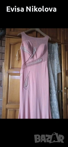 дълга рокля в розаво има малки камани 