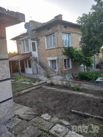 Двуетажна къща с гараж , снимка 1