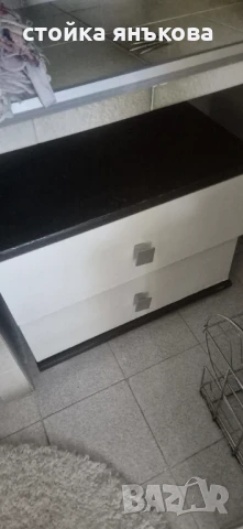 Продавам шкаф с две чекмеджета 