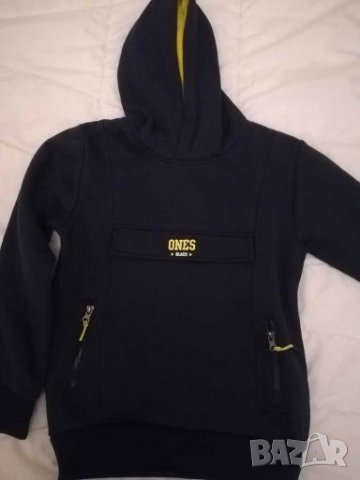 Тъмно син суичър