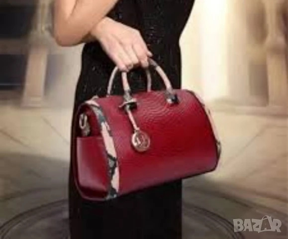 Дамска чанта с декорация от бяла змийска кожа