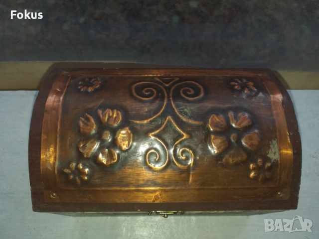 СТАРА АНТИКВАРНА КУТИЯ С ОБКОВ ЗА СКЪП ПОДАРЪК С ОГЛЕДАЛО