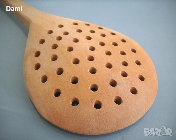 Голяма дървена лъжица решетеста