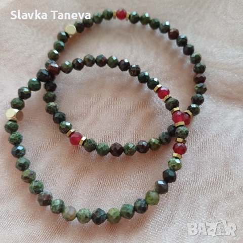 Гривни от мъниста драконова кръв и халцедонов камък