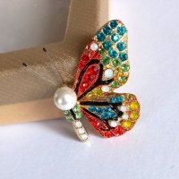 Красива брошка Пеперуда с перла и разноцветни кристали в подаръчна кутийка, снимка 2 - Други - 43937949