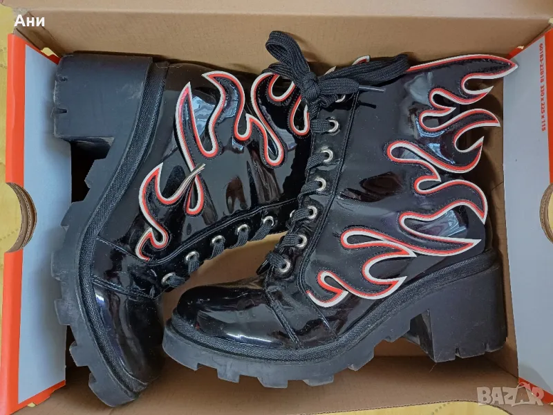 Обувки с пламъчета, снимка 1