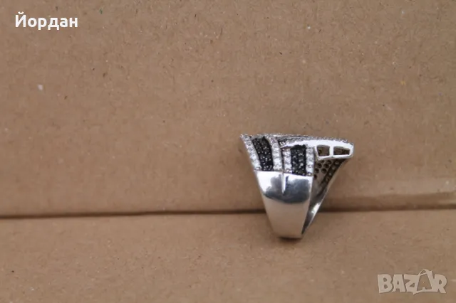 Дамски сребърен пръстен с камък