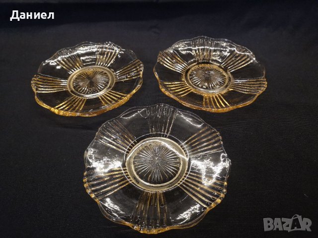 Три малки стъклени чинийки , снимка 1 - Антикварни и старинни предмети - 39747091