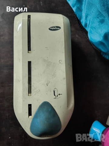 Бял пластмасов диспенсър за сапун