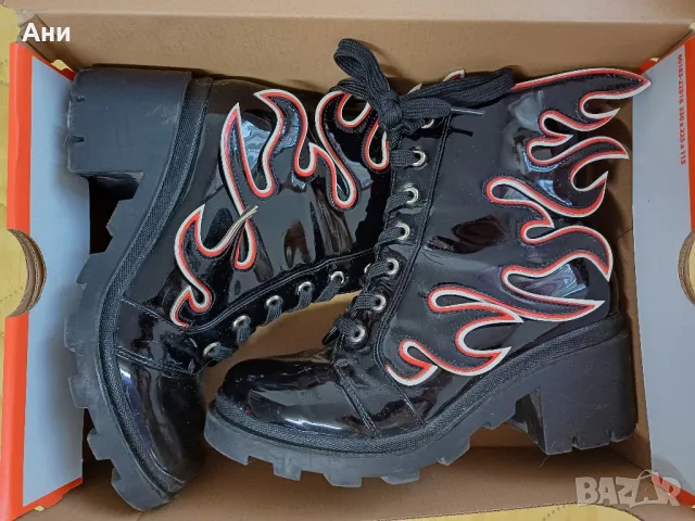 Обувки с пламъчета